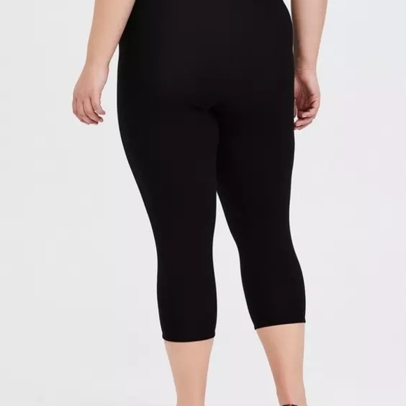 Torrid Black Slim Fix Capri  Size 5 - Picture 3 of 5